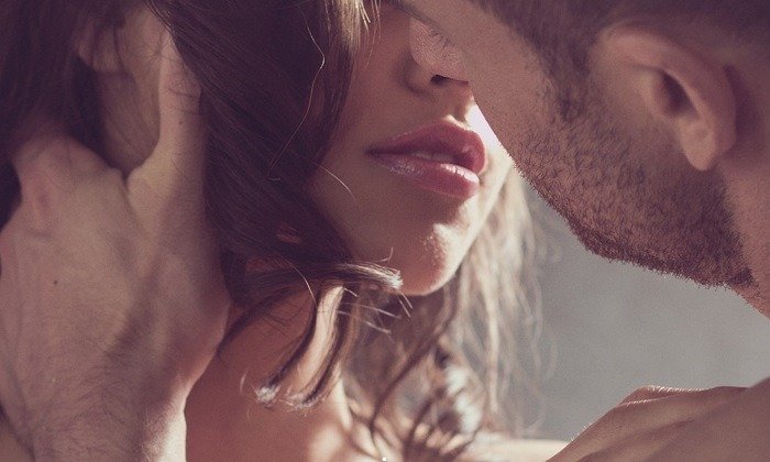 Un baiser sensuel de couple