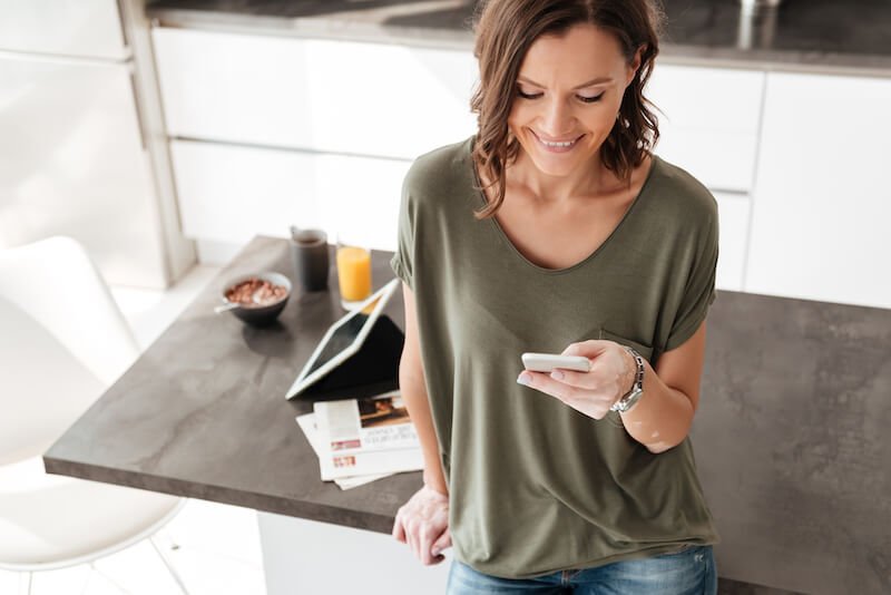 Fille lisant un SMS