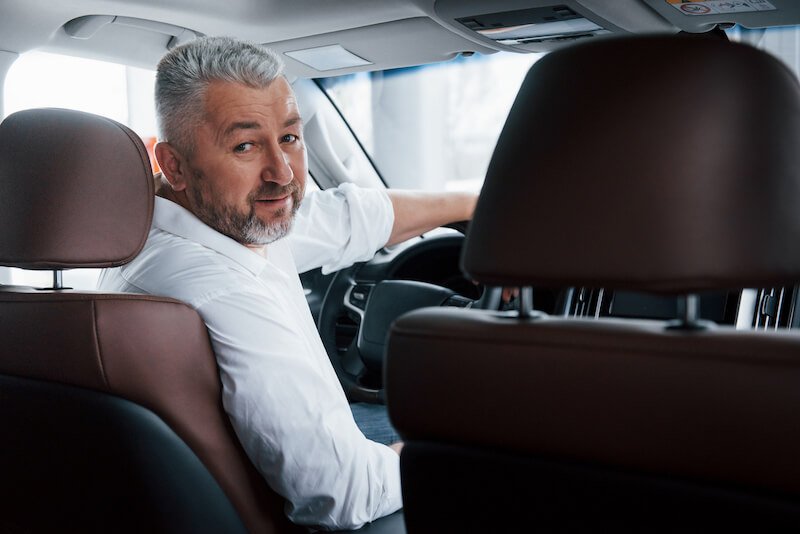 Homme dans une voiture luxueuse