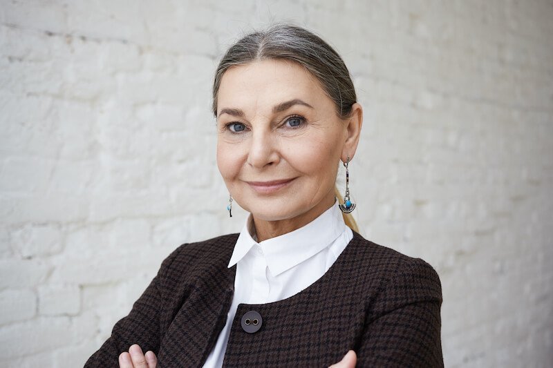 Belle femme âgée souriante