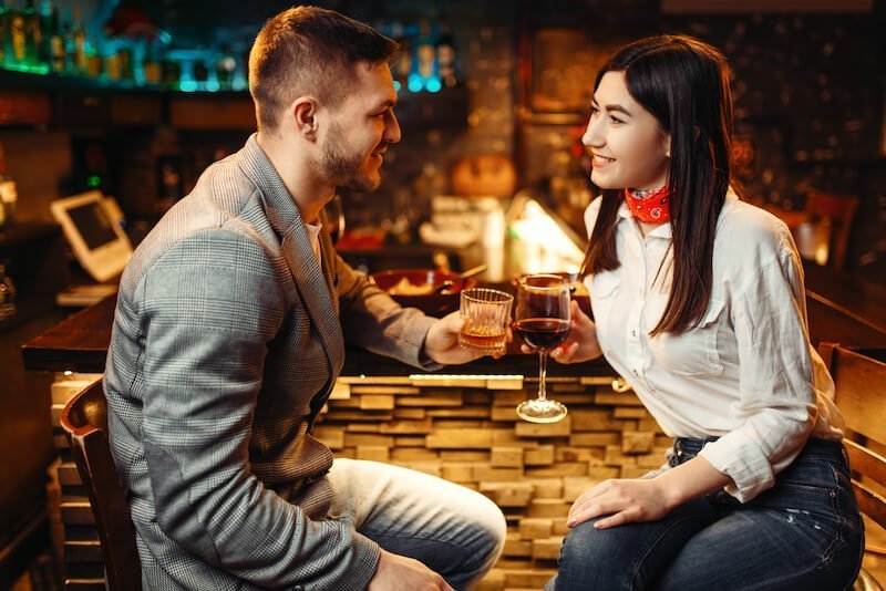 Couple dans un bar