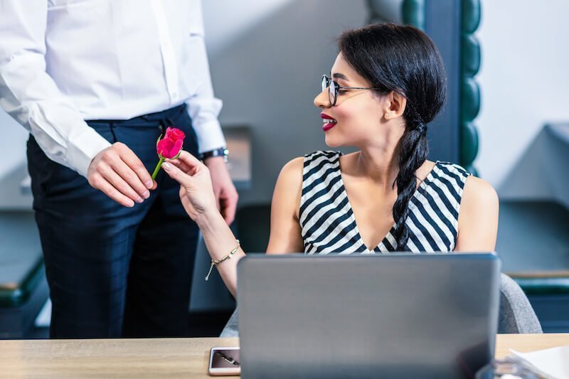 Comment savoir si on plait à un homme en couple ?