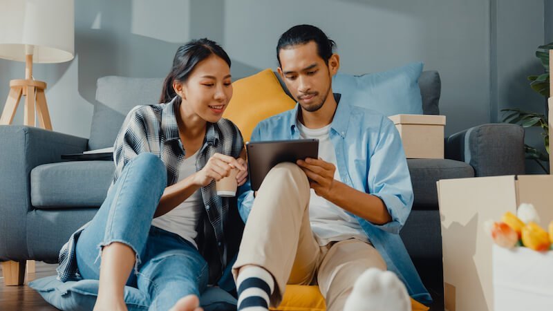 Couple asiatique utilisant une tablette