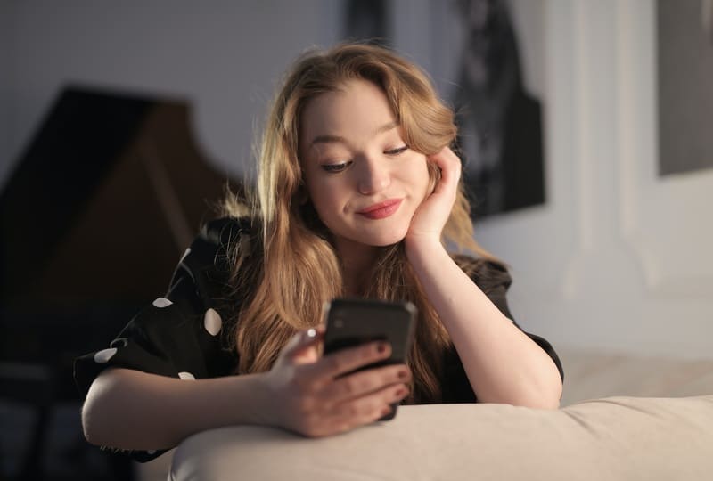 Jeune fille sur Tinder