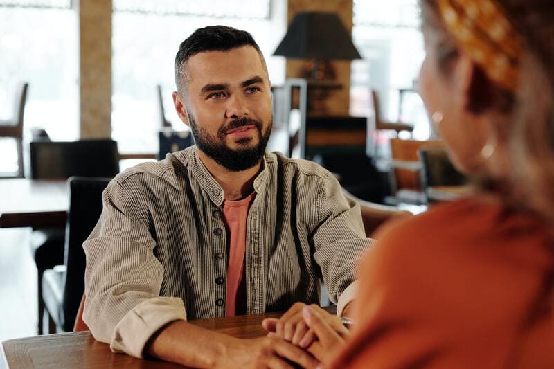 homme et femme dans un resto