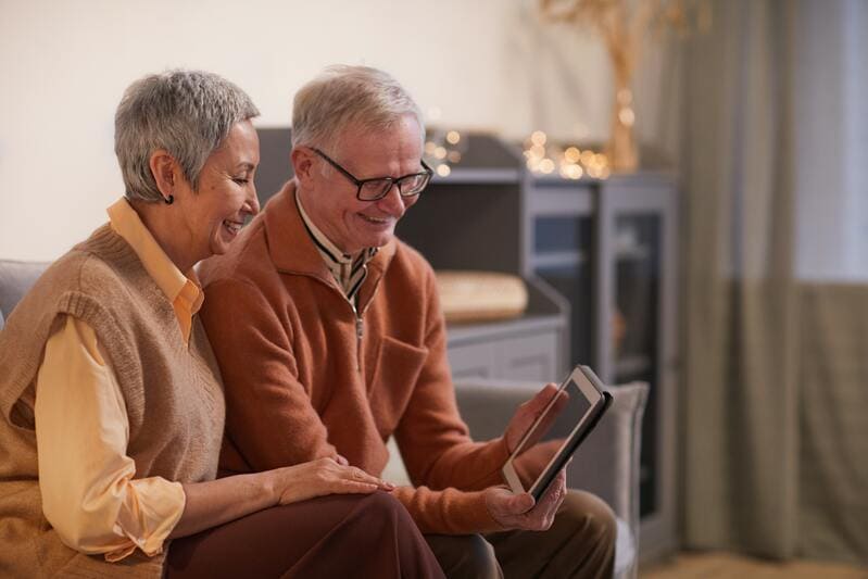 Couple amoureux sur la plateforme