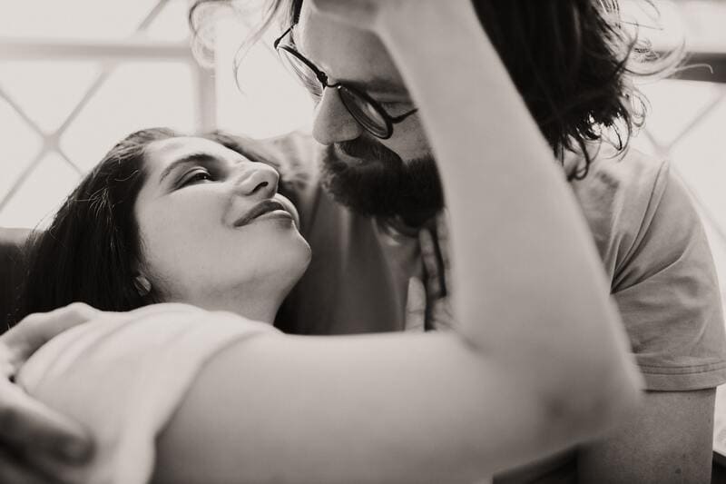 Couple composé d'une femme âgée et d'un jeune homme