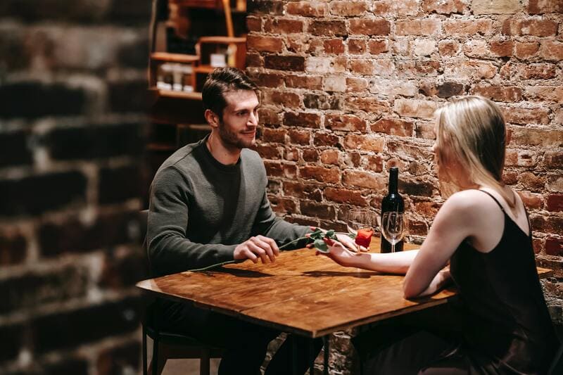 Couple dans un restaurant