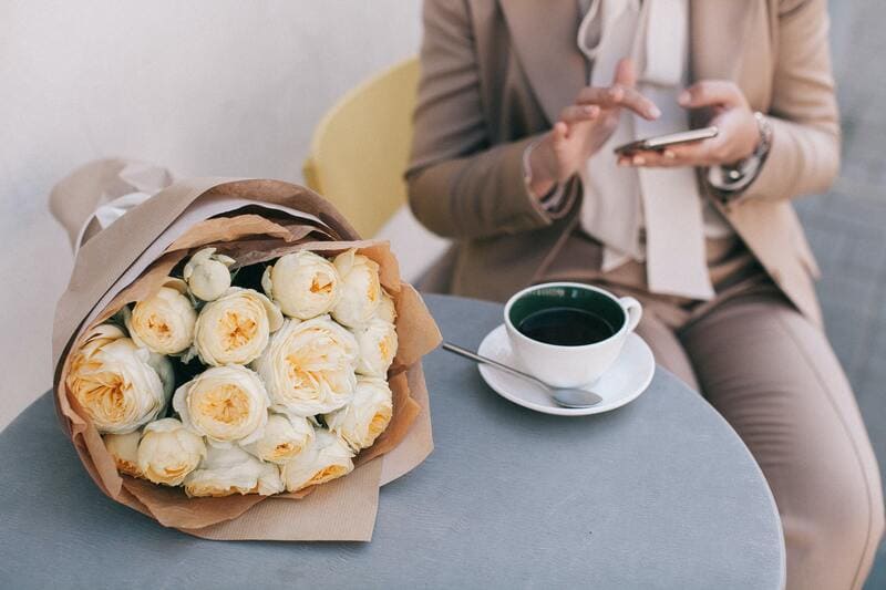 Une femme qui reçoit un bouquet de fleur