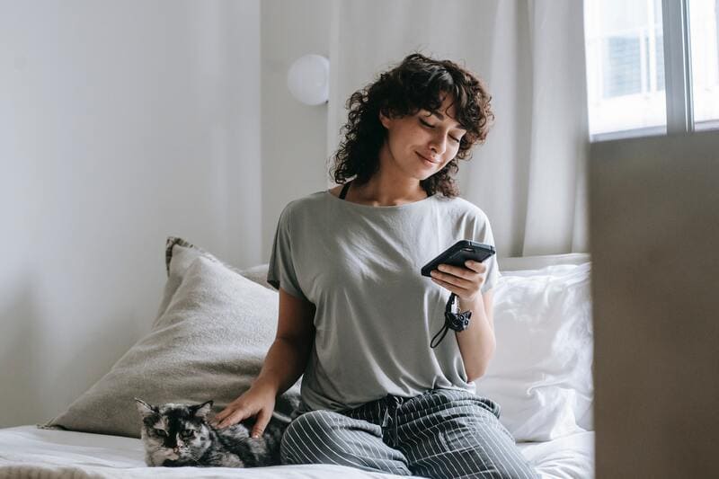 Femme vivant dans une relation à distance