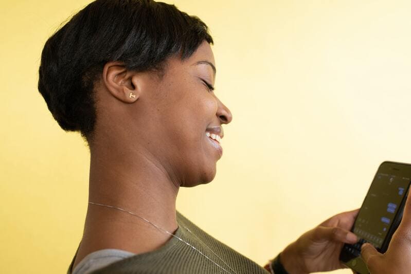 Fille avec son téléphone