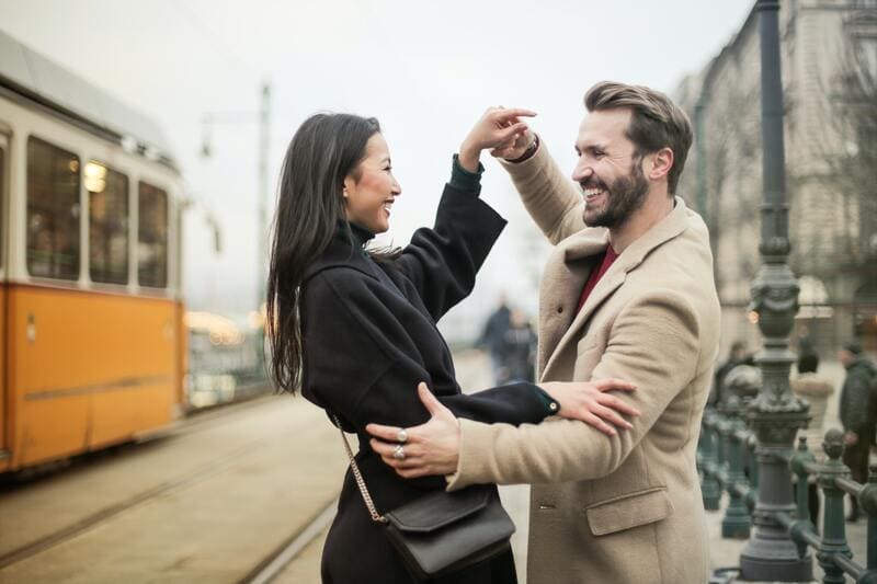 Deux personnes à la gare 