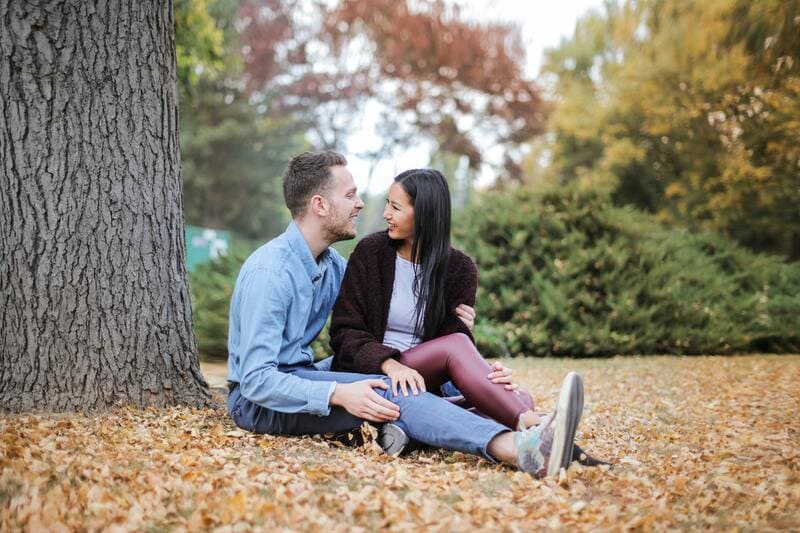 Homme et femme dans un parc