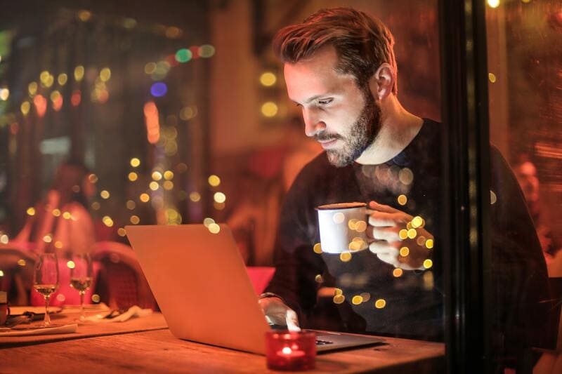 Jeune homme sur le site