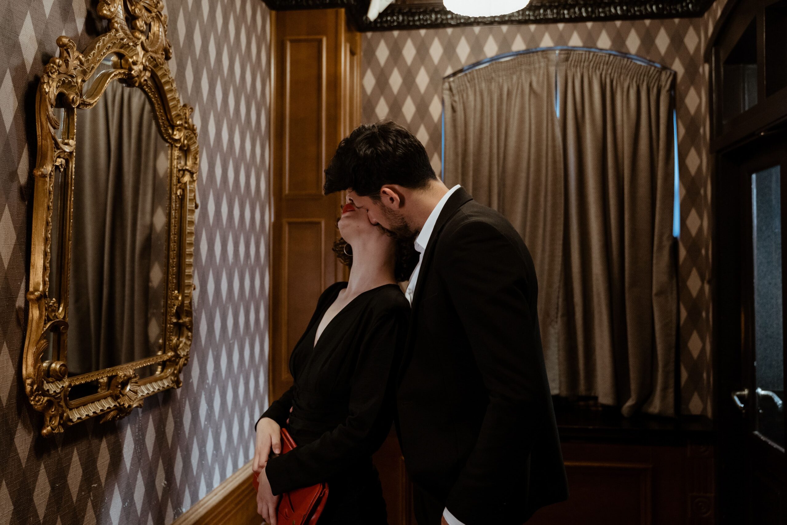 Relation secrète dans une chambre