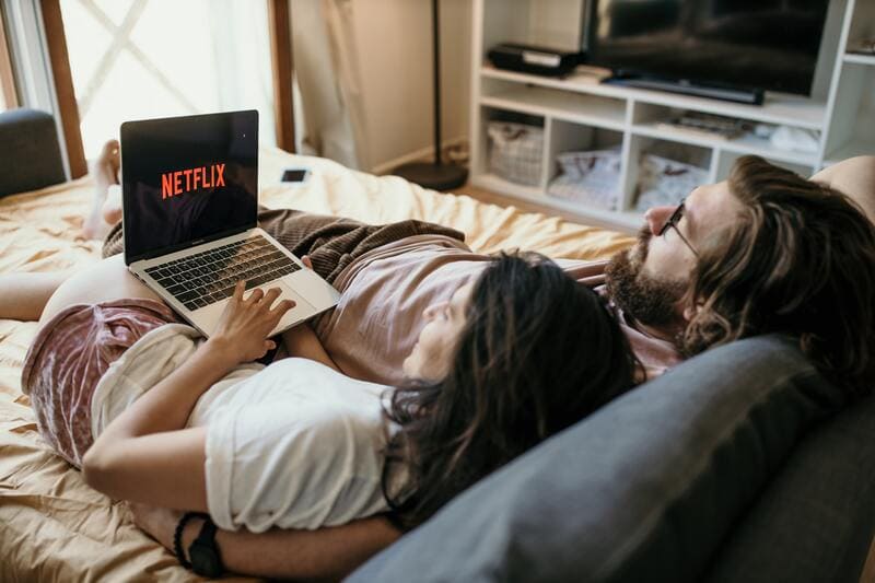 Couple sur un lit