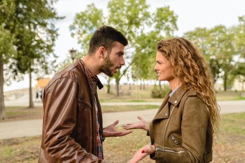 Homme jaloux avec sa femme