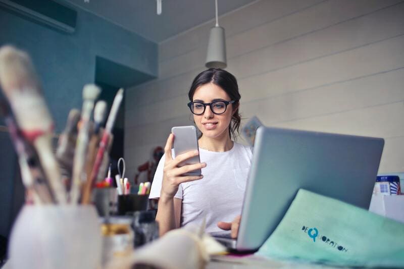 Jeune fille connectée sur le site