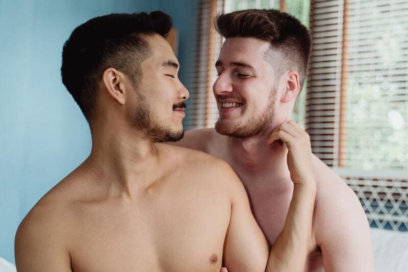 Couple gay souriant