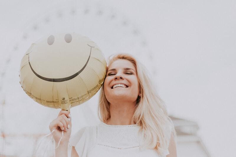 Jolie femme avec un émoji smiley
